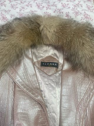 Abrigo de piel IVONNE rosa con cuello de pelo