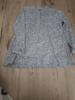 Blusa floral azul y blanca