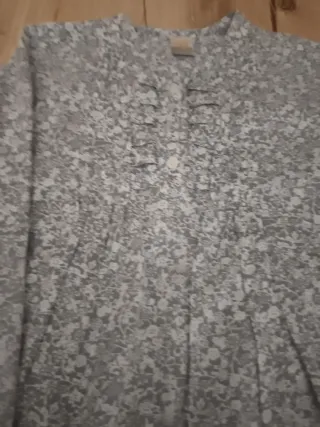 Blusa floral azul y blanca