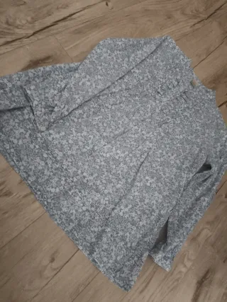 Blusa floral azul y blanca