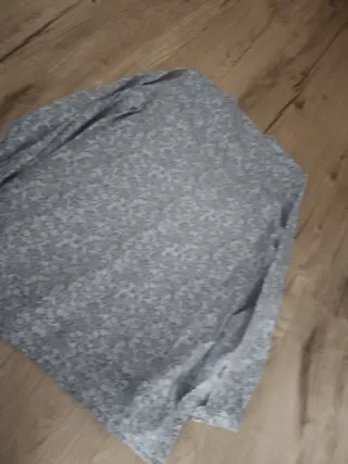 Blusa floral azul y blanca