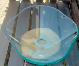 Lavandino in vetro temperato blu. Misure in foto.