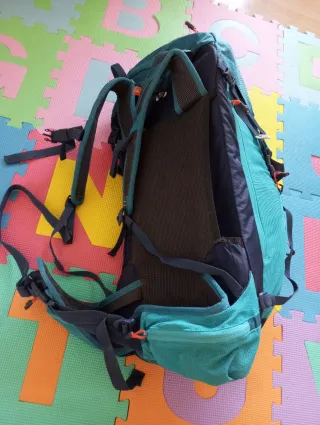 Mochila Quechua 30L + Saco Dormir