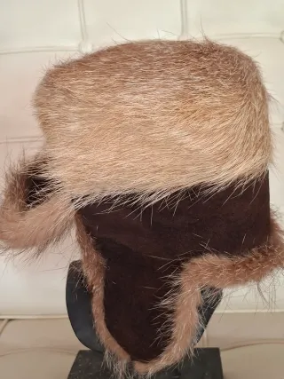 Gorro unisex de pelo y cuero