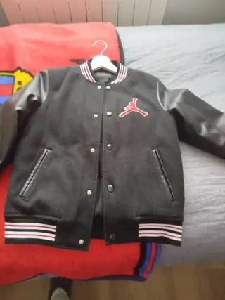 Chaqueta Jordan Niño Negra y Roja