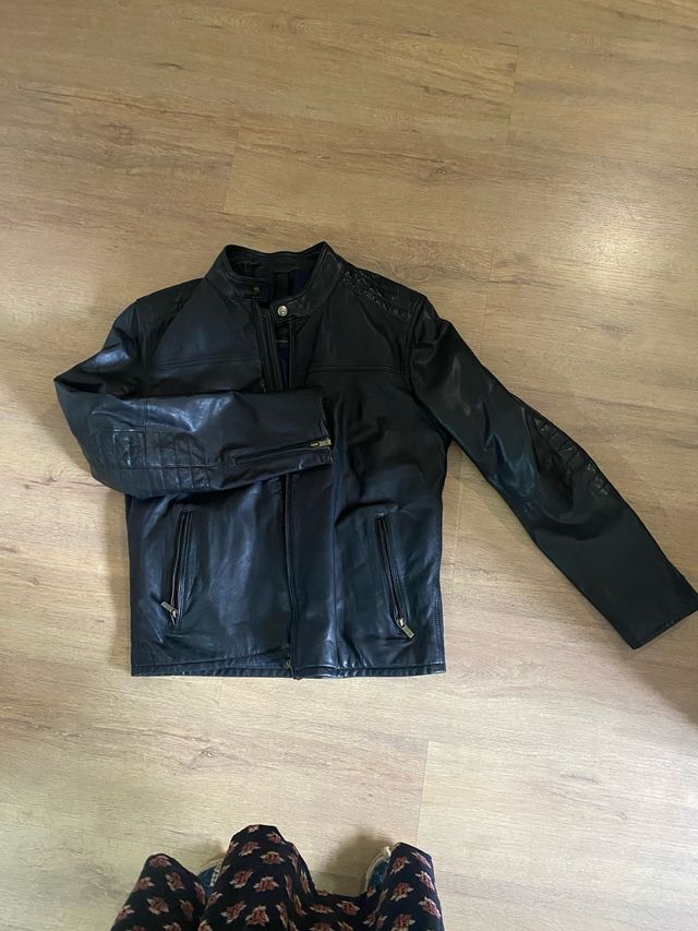 Chaqueta de piel negra