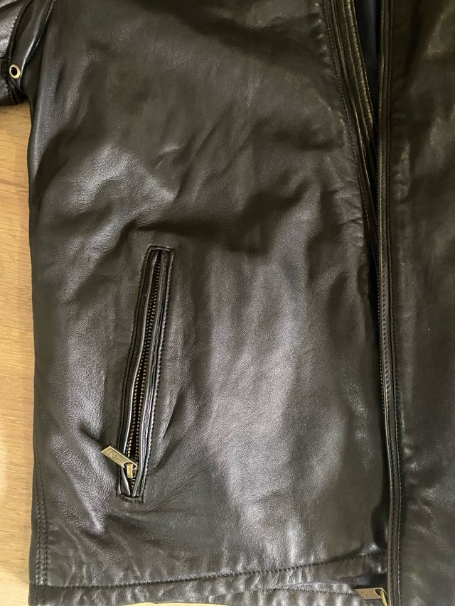 Chaqueta de piel negra