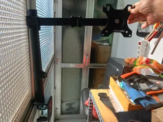 Adaptador pantalla Hama para mesa