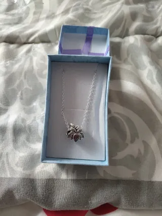 Collar de plata con colgante de flor