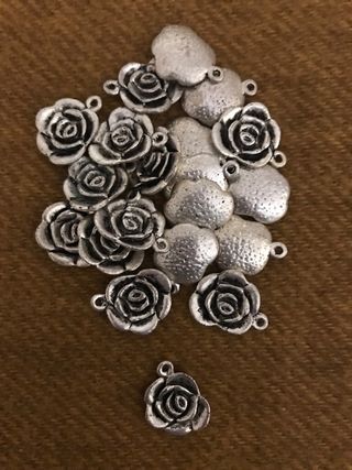 Abalorios para bisutería: rosas y corazones