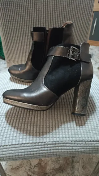 Botines tacón plateados y negros