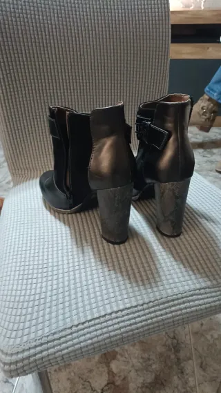 Botines tacón plateados y negros