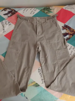 Pantalón cargo Pull&Bear beige Talla M