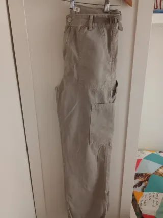 Pantalón cargo Pull&Bear beige Talla M