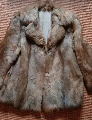 Chaquetón de pelo beige y marrón