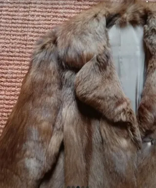 Chaquetón de pelo beige y marrón