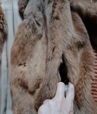 Chaquetón de pelo beige y marrón