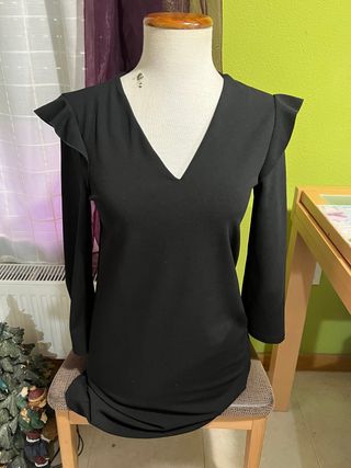 Vestido negro con volantes
