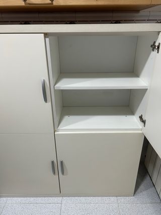 Armario blanco con estantes