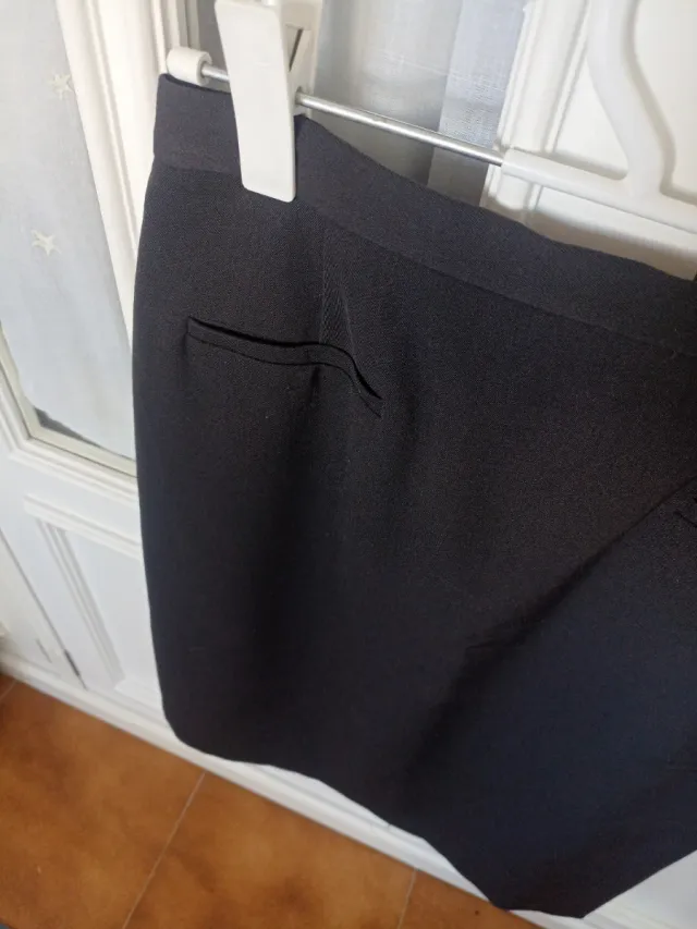 Falda recta clásica negra
