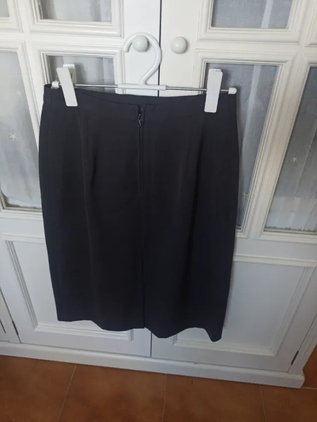 Falda recta clásica negra
