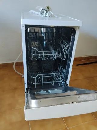 Lavavajillas blanco en buen estado