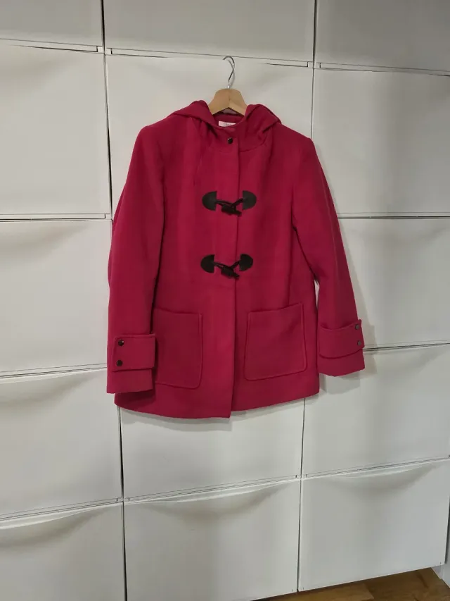 Abrigo tipo trenca fucsia con capucha