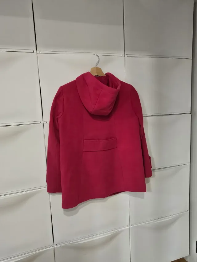 Abrigo tipo trenca fucsia con capucha