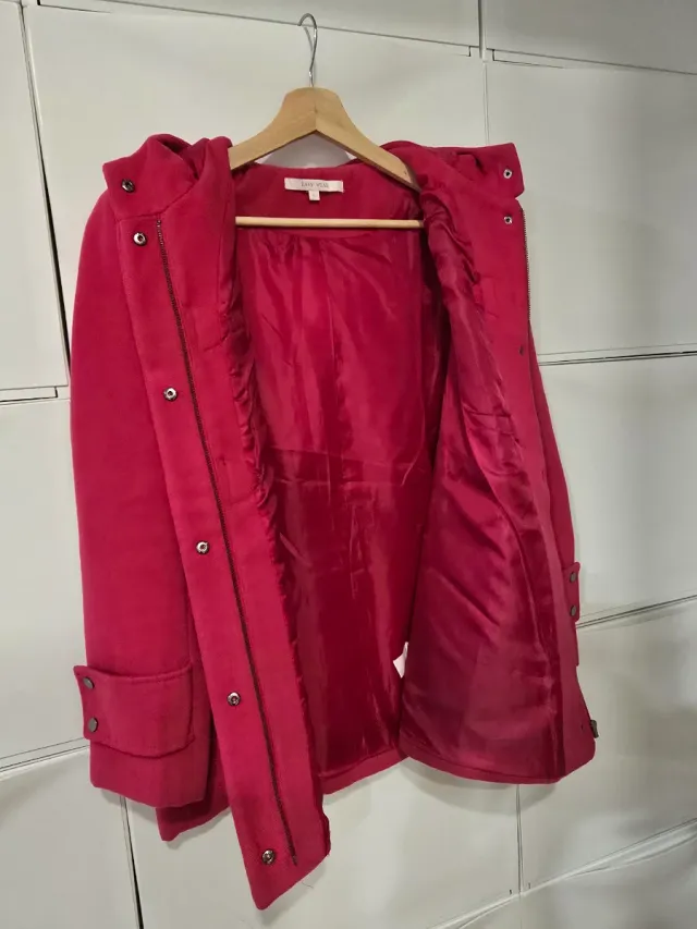 Abrigo tipo trenca fucsia con capucha