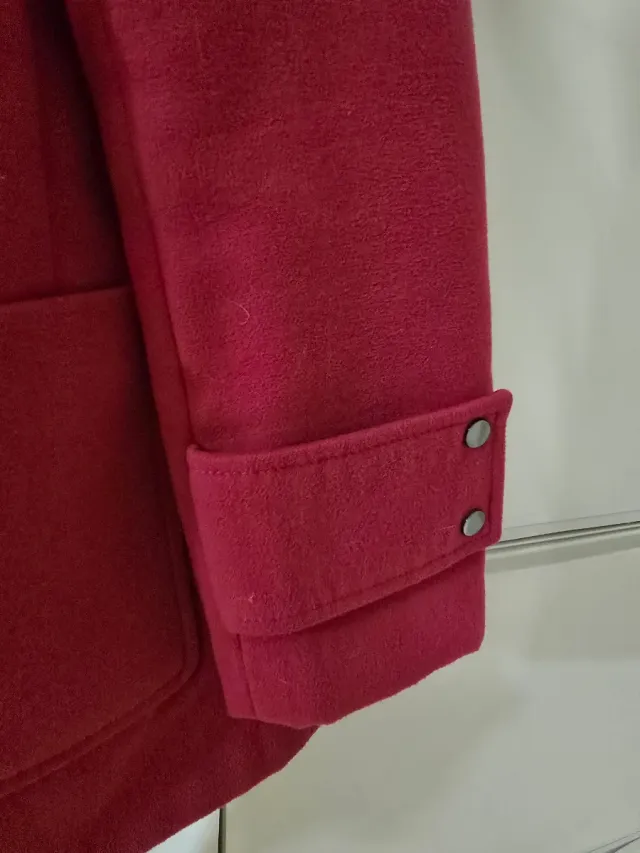 Abrigo tipo trenca fucsia con capucha