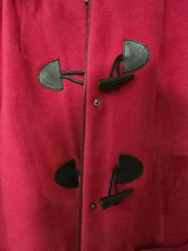 Abrigo tipo trenca fucsia con capucha