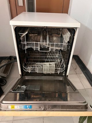 Lavavajillas Zanussi Blanco y Amarillo