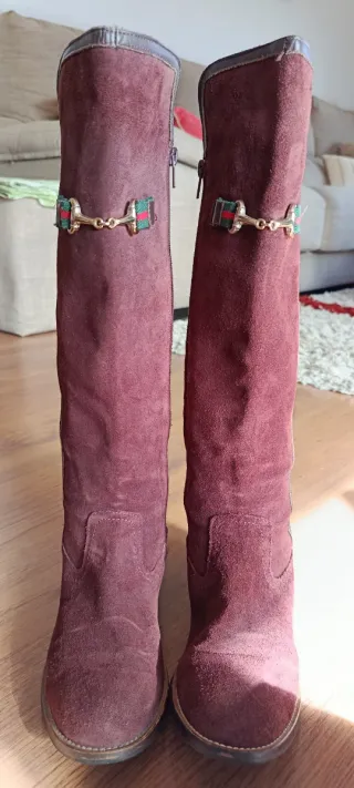 Botas de ante granates con detalle