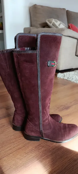 Botas de ante granates con detalle
