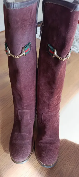 Botas de ante granates con detalle