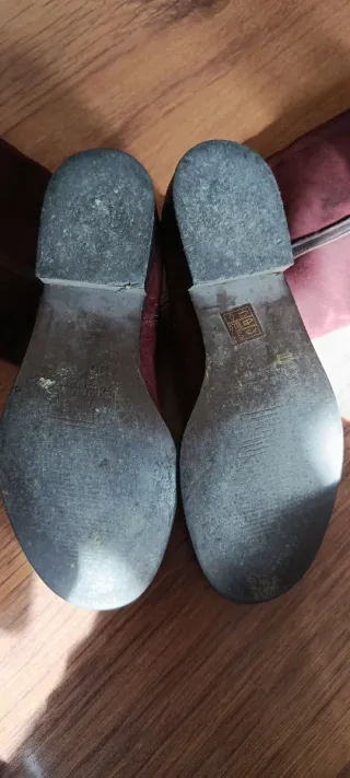 Botas de ante granates con detalle