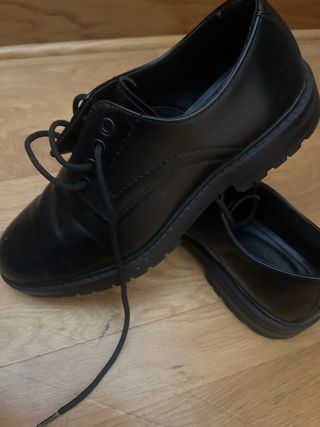 Zapatos negros elegantes con cordones
