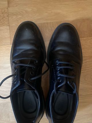 Zapatos negros elegantes con cordones