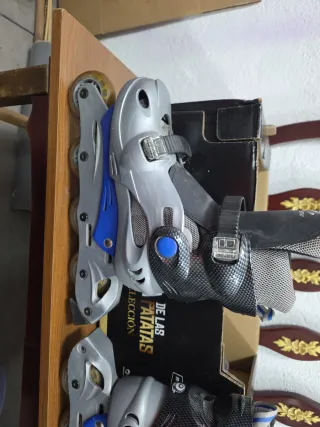 Patines en línea plateados y azules