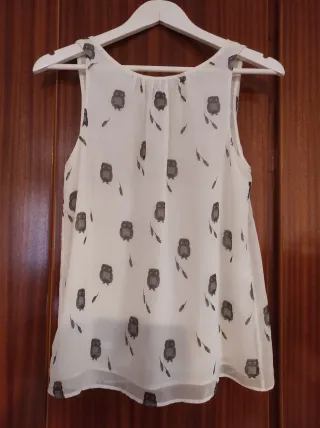 Blusa blanca sin mangas con estampado de búhos