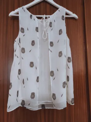Blusa blanca sin mangas con estampado de búhos