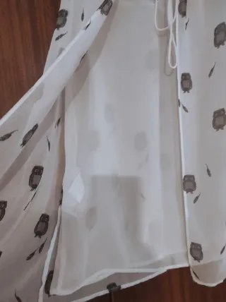 Blusa blanca sin mangas con estampado de búhos