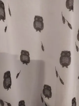 Blusa blanca sin mangas con estampado de búhos