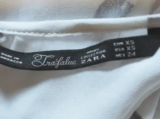 Blusa blanca sin mangas con estampado de búhos