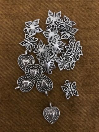 Lote abalorios bisutería mariposas y corazones