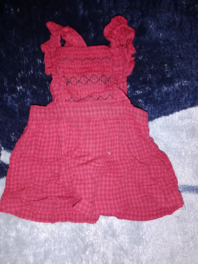 Vestido rojo a cuadros para niña