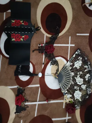 Corsé negro con rosas rojas y abanico