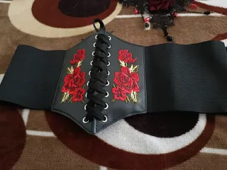 Corsé negro con rosas rojas y abanico