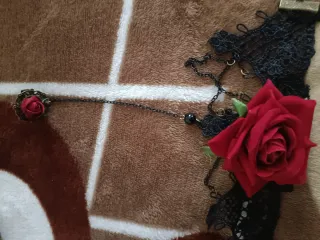 Corsé negro con rosas rojas y abanico