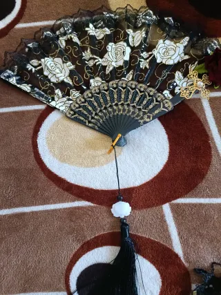 Corsé negro con rosas rojas y abanico